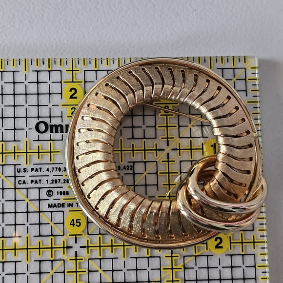 Vintage Unsigned Gold Tone Large Wreath Brooch - Picture 2 of 7